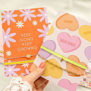 Schmucksets Schmuckinspirationen mit bunten Bändern und Schmuckkarten im hauseigenen Design 