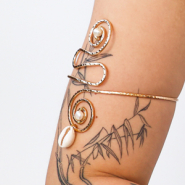 Neu Armcuffs in skulpturalen Metalldesigns 