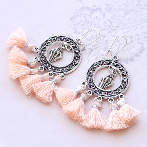 Statement Ohrringe mit passenden Armb&auml;ndern und Ketten mit sehr viel Quasten!