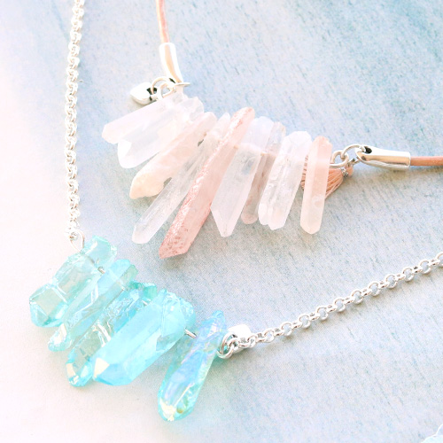 Ohrringe und Ketten mit tropfenf&ouml;rmigen Naturstein Perlen und Aura Quarzkristall