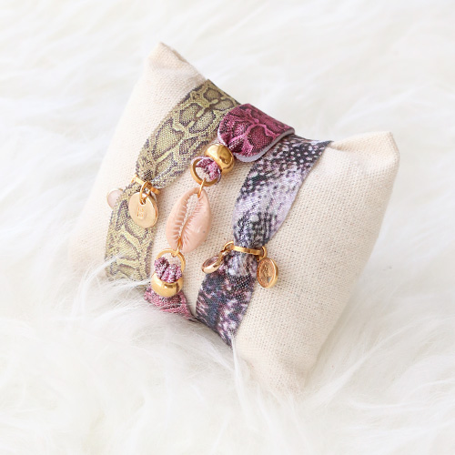 Machen Sie Ihre eigenen Ohrringe und Armb&auml;nder aus neuen Resin Anh&auml;ngern und einem Elastischen Band mit Snake Print