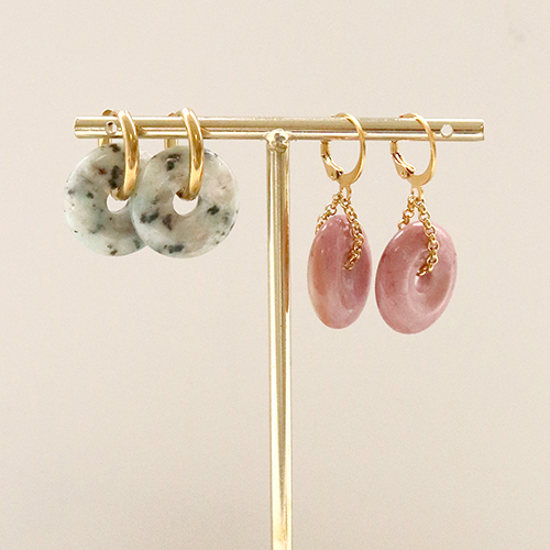 Sehen Sie hier, wie Sie sch&ouml;ne Ohrringe und Armb&auml;nder mit Naturstein Disc Anh&auml;ngern herstellen