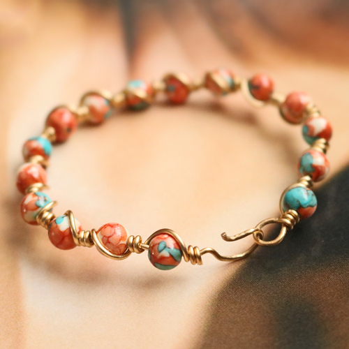 Sie k&ouml;nnen diesen einzigartigen Schmuck mit Naturstein Perlen und Artistic Wire herstellen: