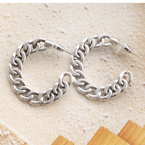 Hier k&ouml;nnen Sie lesen wie man trendy DQ Metall Statement Ohrringe mit Anh&auml;ngern kombiniert.