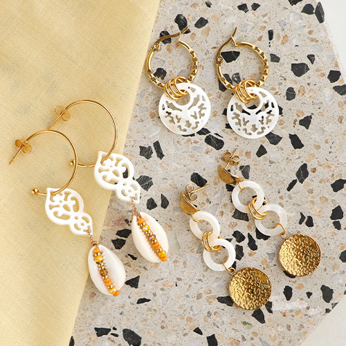 Ideen, um mit Perlmuttanh&auml;ngern eine schicke Schmuckkollektion zu entwerfen.