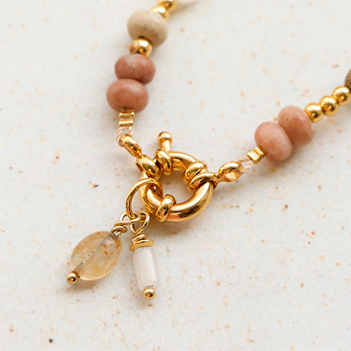 Entwerfen Sie mit Natursteinperlen verschiedene Schmuckset