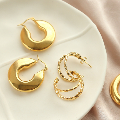 So kombinieren Sie Edelstahl-Ohrringe