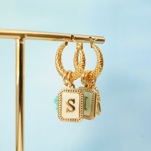 Inspirierende Schmuckdesigns mit Edelstahl-Perlmuttanh&auml;ngern mit Initiale 