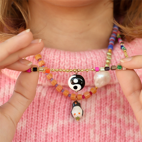 Neue Ideen: Bunte Glasperlen, die Schmuck in Szene setzen