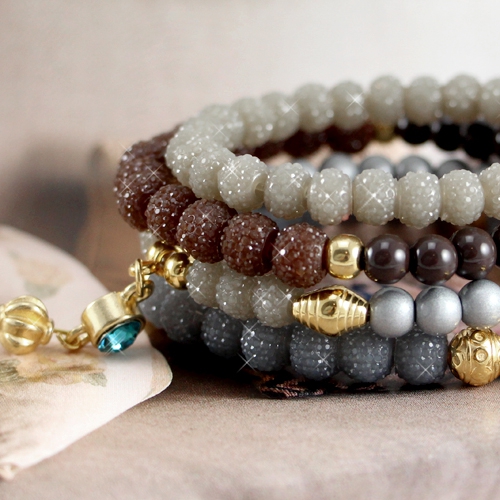 Dieser trendy Schmuck ist absolut sch&ouml;n durch die neuen Farben der funkelnden Beads! 