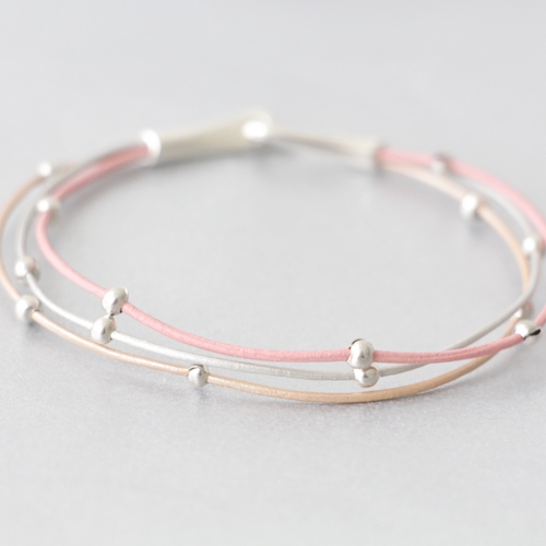 Mini Leder aus 1 mm in faszinierende Farben um super trendy und originelle Armb&auml;nder zu machen!