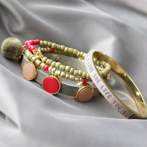 Dieser sch&ouml;ner Schmuck mit Rocailles und Stainless Steel (RVS) sind absolut im Trend!