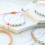 Spruch Schmuck mit Buchstabenperlen Metall Look und farbigen Details