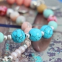 Farbenfrohen Schmuck mit feine Details und Turquoise Naturstein Perlen