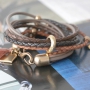 Zeitloser Schmuck mit super Leder und weiblichen Details!